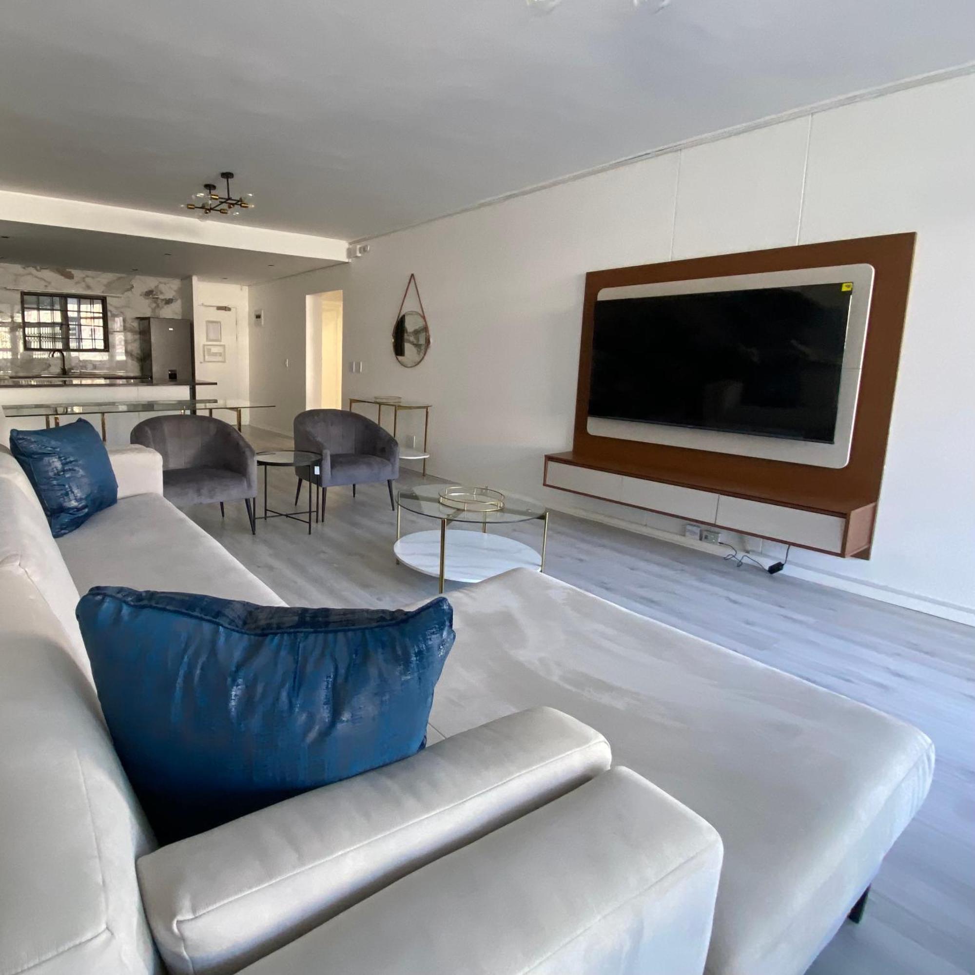 Apartment Luxe Living- Flatrock